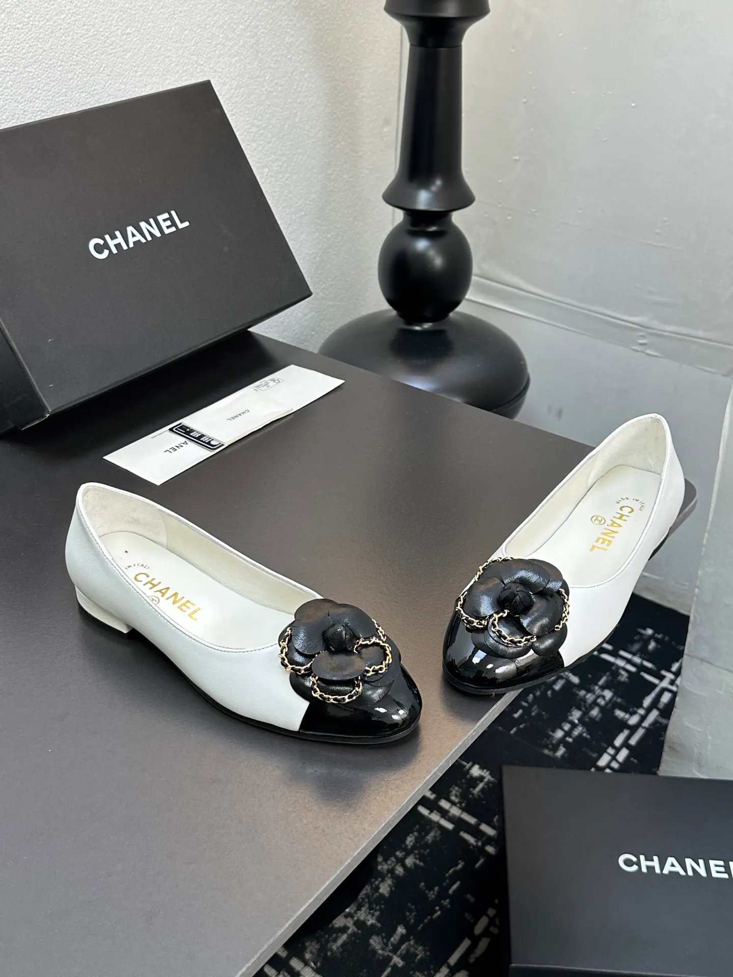 👟👟Ex-factory price 600👟👟 CHANEL｜Chanel Chanel 25C early spring new product Camellia series flat shoes This season’s Camellia series is really beautiful😍 Grandma Xiang’s family has always had the elegant and ladylike temperament, full of high-end sense! It’s very nice on the feet~ Whether worn barefoot or paired with skirts or trousers, it’s very versatile! Incomparably beautiful! Extraordinarily fairy 🧚 Overwhelmingly girly‼ ️ The upper is made of imported lambskin, the lining is made of mixed sheepskin, and the Italian A-grade leather outsole Size: 35-39 (40/41 customized)